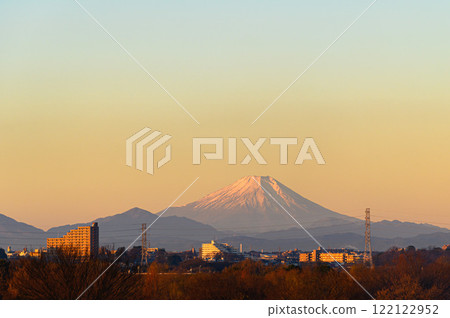 A spectacular view of the morning sky, Mt. Fuji, and cityscape from Toda City, Saitama Prefecture 122122952