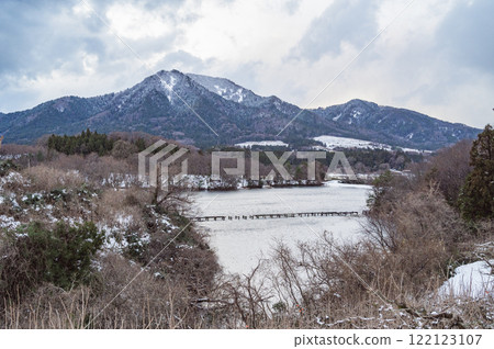 Niigata: Nika Dam and Mt. Kakuta in winter 122123107