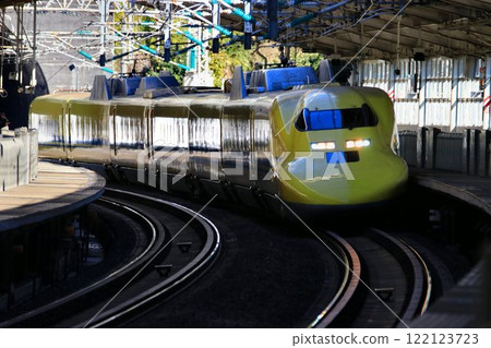 The happy yellow bullet train heads to Atami Station... Tokaido Shinkansen Doctor Yellow "923" 122123723