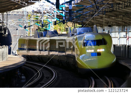 The happy yellow bullet train heads to Atami Station... Tokaido Shinkansen Doctor Yellow "923" 122123724