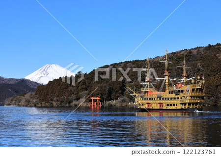 View of Lake Ashi, a sightseeing boat on the reeds, and Mt. Fuji from Lake Ashi 122123761