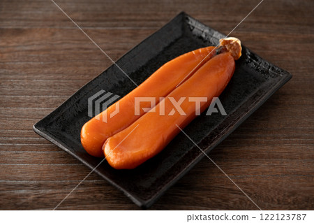 一整串鯔魚放在盤子裡 122123787