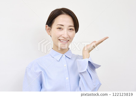 女人用手掌指向右邊，白色背景 122123819