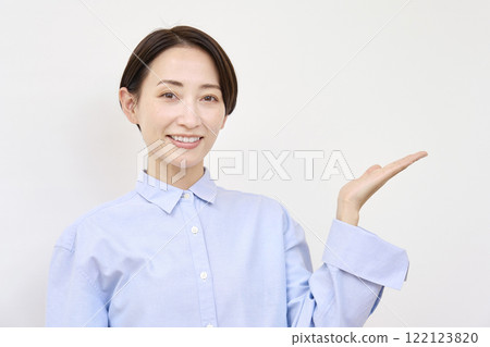 女人用手掌指向右邊，白色背景 122123820