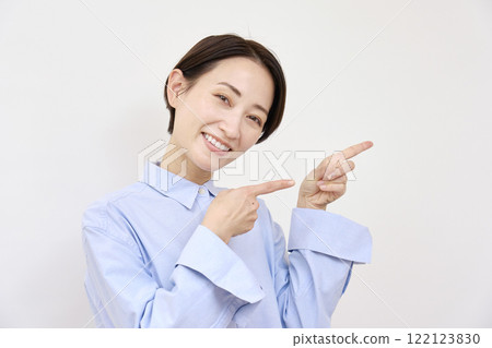 指向右邊的女人，白色背景 122123830