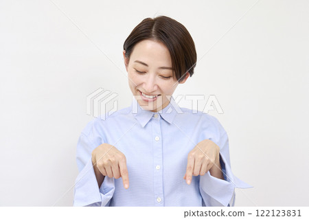 女人朝下，白色背景 122123831