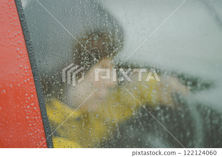 下雨天發生交通事故 122124060