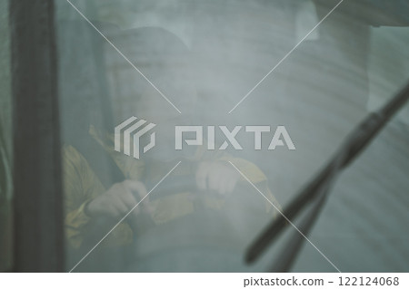 Driving on a rainy day 122124068