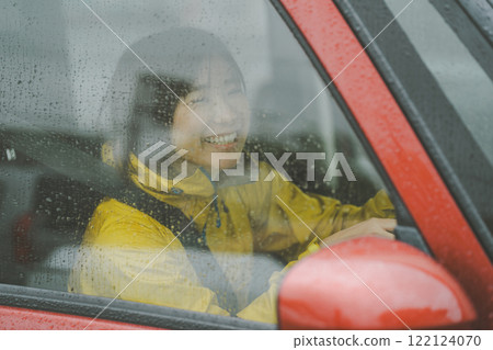 Driving on a rainy day 122124070