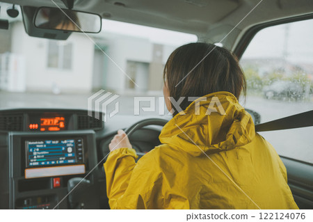在下雨天開車 122124076