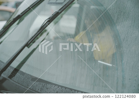 在下雨天開車 122124080