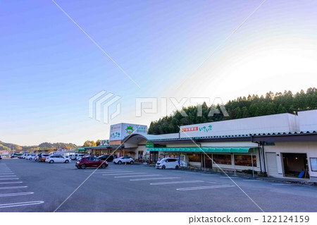 Panoramic view of the roadside station from the parking lot: Nankan Product Center Ikiikimura (Nankan Town) Panoramic view of the roadside station from the parking lot: Nankan Product Center Ikiikimura (Nankan Town) 122124159