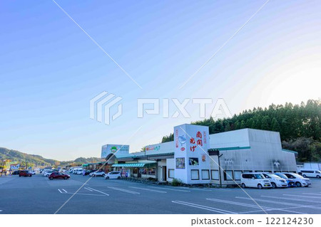 壹木木村南崁物產中心(南崁鎮)停車場看到的路邊車站全景 壹木木村南崁物產中心(南崁鎮)停車場看到的路邊車站全景 122124230