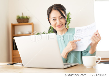 中年婦女在電腦上召開線上會議 122124364