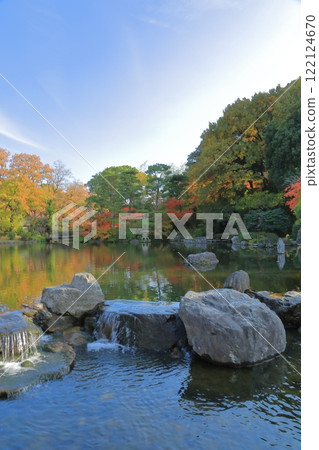 Autumn scenery of Rakusui Pond at Kurume Ishibashi Cultural Center under blue sky 122124670
