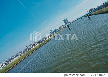 A park with a river 122124864