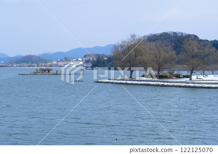 Winter scenery of Aoshima Lake, Tottori Prefecture 122125070