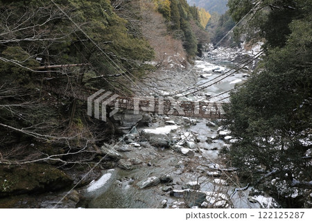 冬季祖谷谷葛橋遠景 122125287