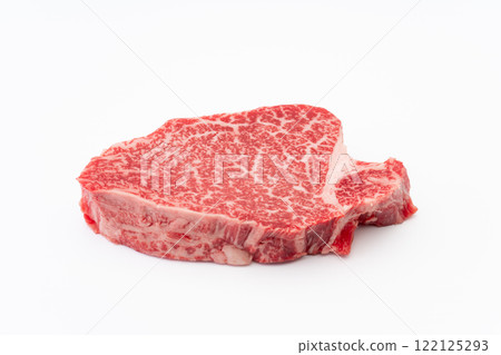 白色背景上的國產日本黑牛肉片（Chateaubriand） 122125293