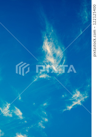 冬天的天空，藍天上漂浮著條紋雲 b-3 暖色 122125400