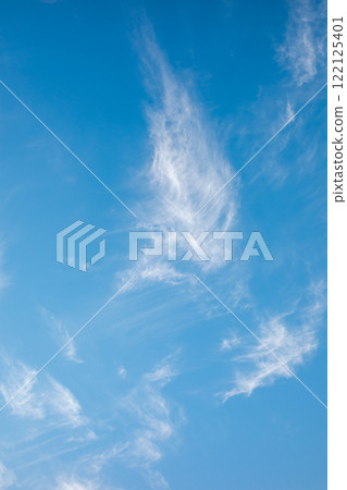 冬天的天空，藍天上漂浮著條紋雲 b-4 的柔和色調 122125401