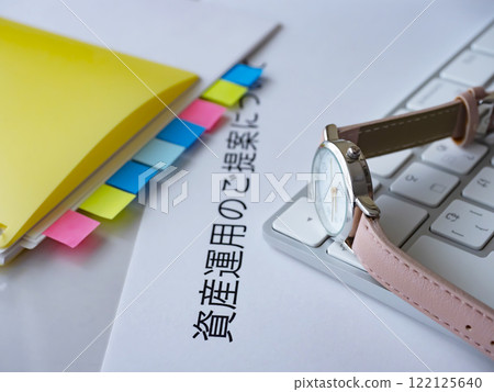 桌上的文件、鍵盤、筆記本和手錶 122125640