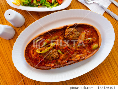 Izmir kofte, turkish dish of spicy meatballs 122126301