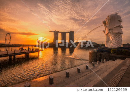 Sunrise View of Marina Bay with Merlion Statue 122126669
