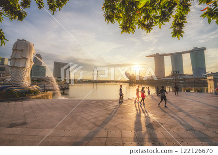 Scenic Sunrise at Marina Bay with Iconic Landmarks Scenic Sunrise at Marina Bay with Iconic Landmarks 122126670