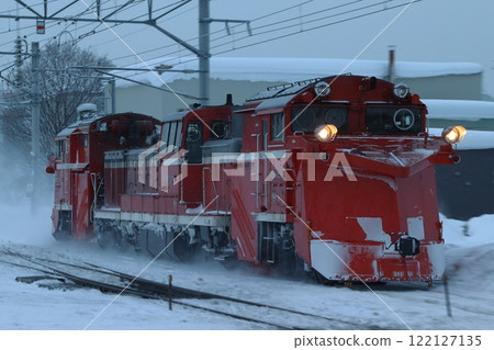 A snowplow vehicle (single-track snowplow) on the Soya Main Line 122127135