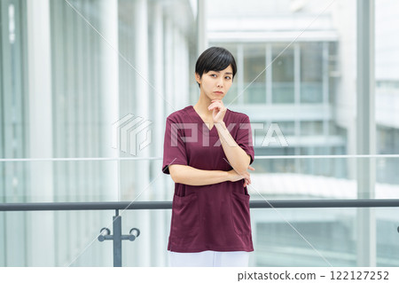 年輕的醫護人員 年輕的醫護人員 122127252