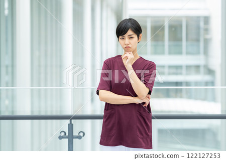 年輕的醫護人員 年輕的醫護人員 122127253