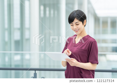 年輕的醫護人員 年輕的醫護人員 122127314
