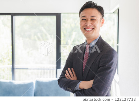 Businessman with arms crossed 122127738