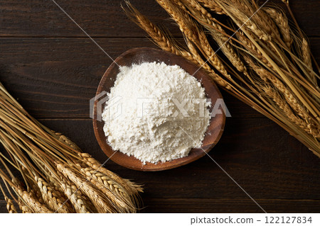 麵粉(高筋麵粉)放在盤子裡 麵粉(高筋麵粉)放在盤子裡 122127834