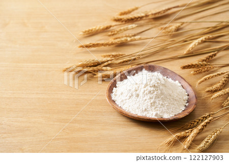 麵粉(高筋麵粉)放在盤子裡 麵粉(高筋麵粉)放在盤子裡 122127903