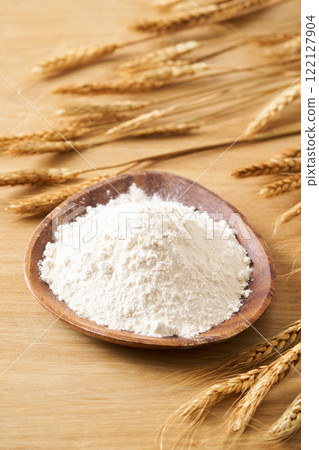 麵粉（高筋麵粉）放在盤子裡 122127904