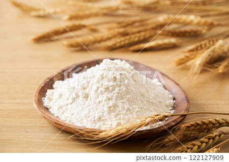 麵粉（高筋麵粉）放在盤子裡 122127909