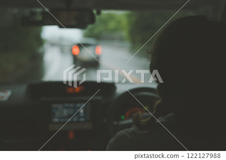 在下雨天的山路上行駛 122127988