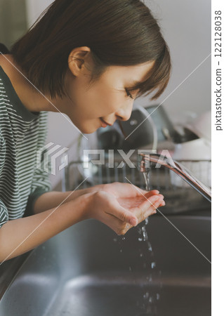 早上用水洗臉 122128038