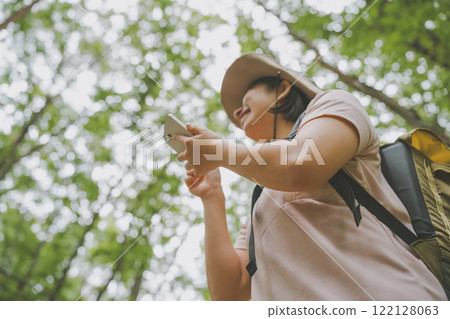 夏季登山和智慧型手機 122128063