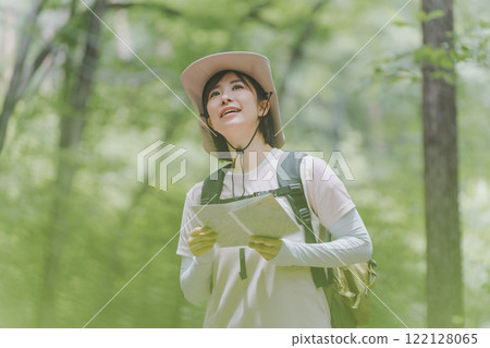 Map reading for mountain hiking 122128065