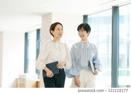 一位女員工走在走道上的肖像 122128177