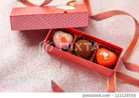 情人節巧克力紅盒和絲帶 情人節巧克力紅盒和絲帶 122128558