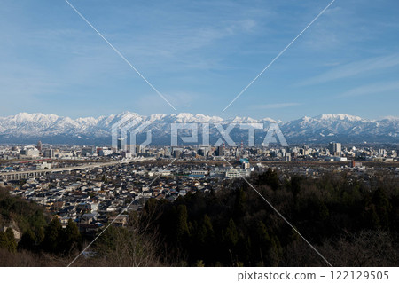 2025.1 從吳羽山展望台眺望北阿爾卑斯山和富山市中心的冬季景色 122129505