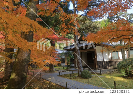 清水寺本坊庭園入口前的景色，周圍環繞著秋葉 122130321