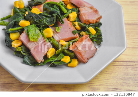Spinach, corn and bacon stir fry Spinach, corn and bacon stir fry 122130947