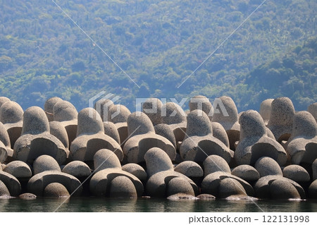 Tetrapods lined up neatly on the beach 122131998