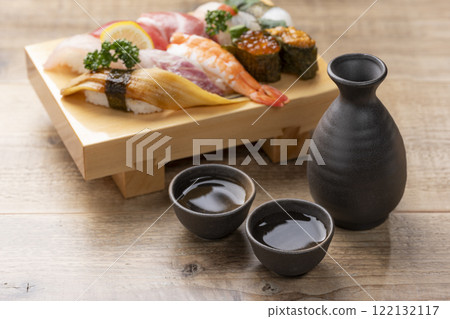 與清酒瓶和choko一起享用的清酒和握壽司的套餐。 122132117