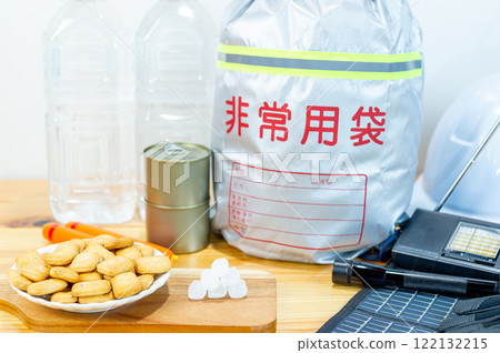 Dry bread, rock sugar, fish sausages, canned food, and drinking water lined up alongside disaster prevention supplies. 122132215